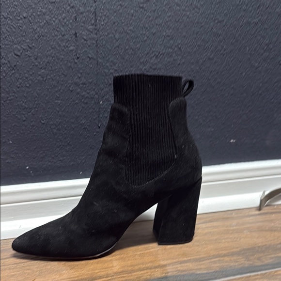Steve Madden Black Ankle Booties with Block Heel - Picture 2 of 3
